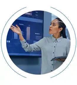 Imagen de una directora de empresa en una junta de trabajo aplicando los conocimientos obtenidos en el MBA Online de PUCMM Online