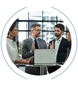 Imagen de egresados de la maestría en PUCMM sobre Derecho Corporativo platican con colegas experimentados en las oficinas de la corporación