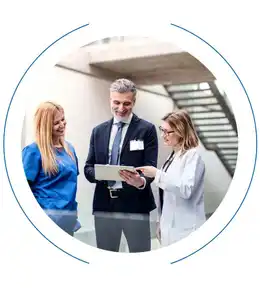 Imagen de egresados de postgrado de PUCMM en las afueras de un hospital poniendo en práctica sus conocimientos de administración hospitalaria y gestión en servicios de salud