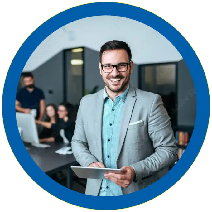 Hombre joven con gafas sonriendo a la cámara representando a un cliente como abogado